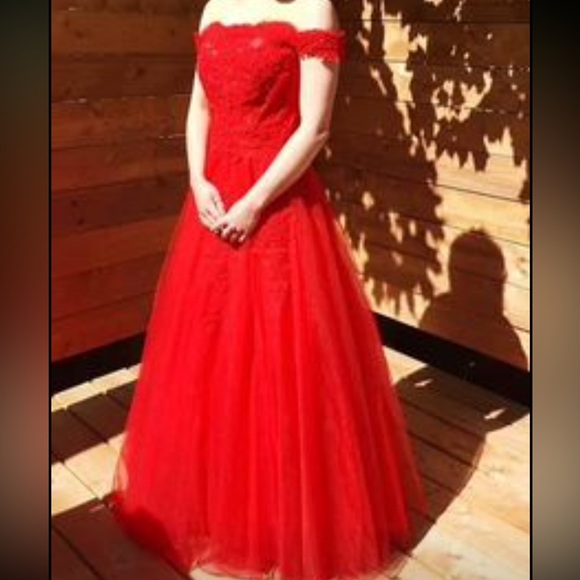 I am selling my long red prom dress. I only worn it once - Picture 10 of 10